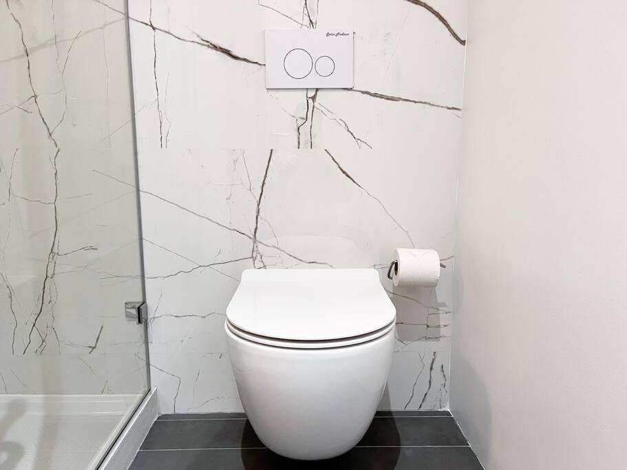 New Beautiful Modern One Bedroom Apt In Brooklyn At Rem-Casa Нью-Йорк Экстерьер фото